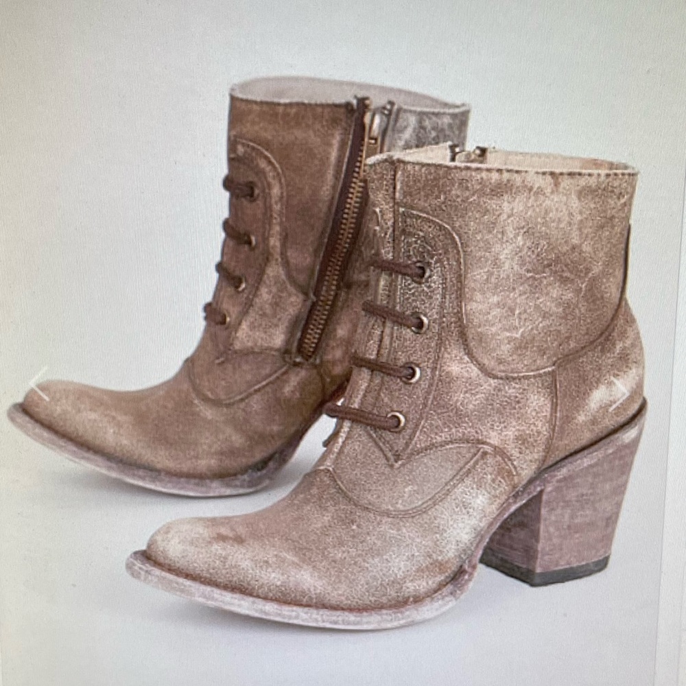Circle G genuine leather ankle bootie. Size 10.
